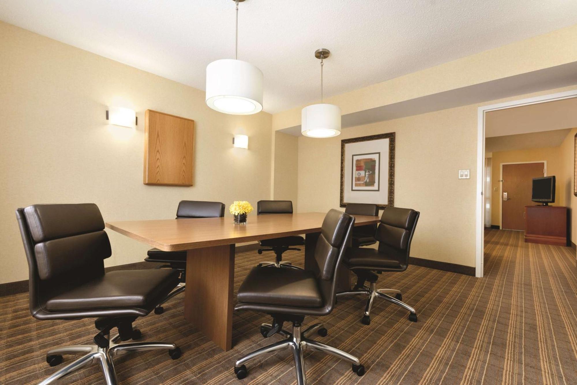 Embassy Suites Greenville Golf Resort & Conference Center Exteriör bild